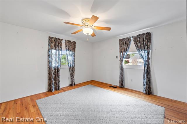 Builiding view thirty five for 25574 Wilson, Dearborn Heights, MI. 48127