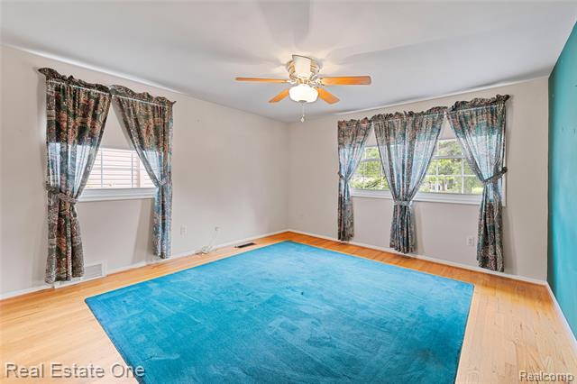 Builiding view thirty seven for 25574 Wilson, Dearborn Heights, MI. 48127