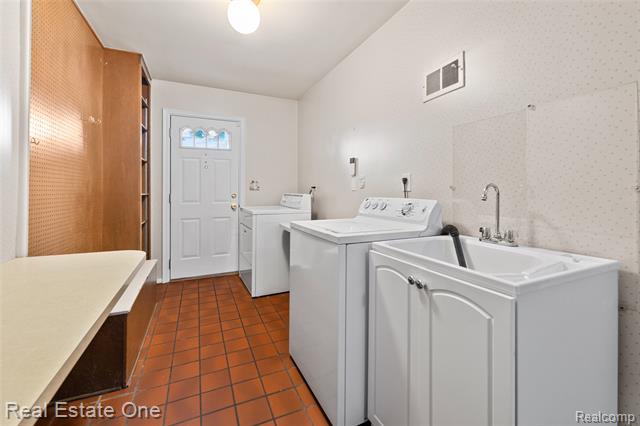 Builiding view thirty three for 25574 Wilson, Dearborn Heights, MI. 48127