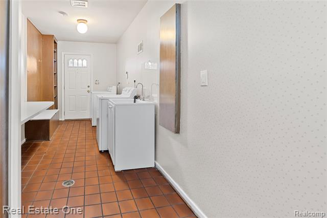 Builiding view thirty two for 25574 Wilson, Dearborn Heights, MI. 48127