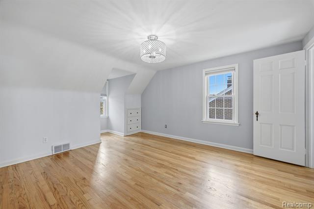 Builiding view twenty eight for 22844 Buckingham, Dearborn, MI. 48128