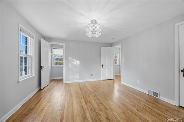 Builiding view twenty nine for 22844 Buckingham, Dearborn, MI. 48128