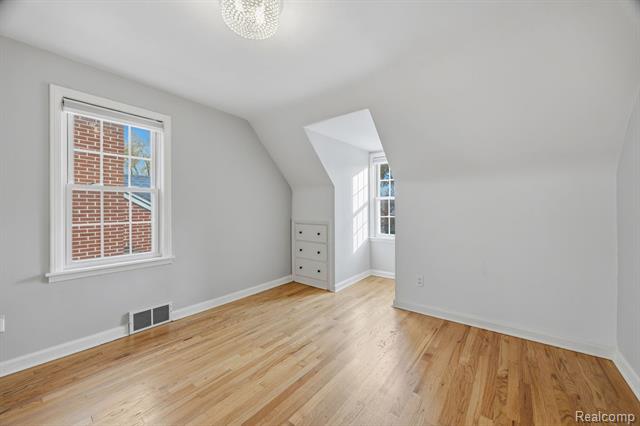 Builiding view twenty six for 22844 Buckingham, Dearborn, MI. 48128