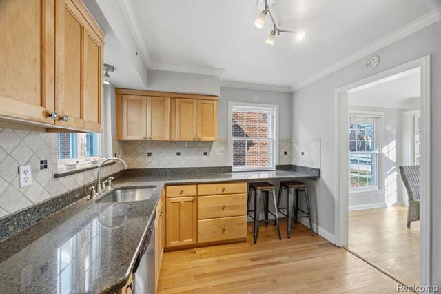 Builiding view twenty for 22844 Buckingham, Dearborn, MI. 48128