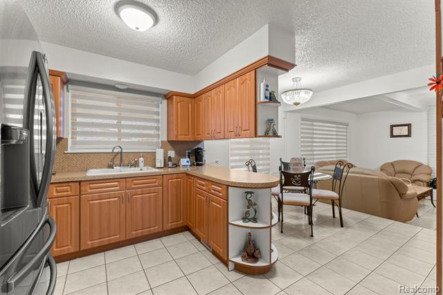 Builiding view fifteen for 26611 Cecile, Dearborn Heights, MI. 48127