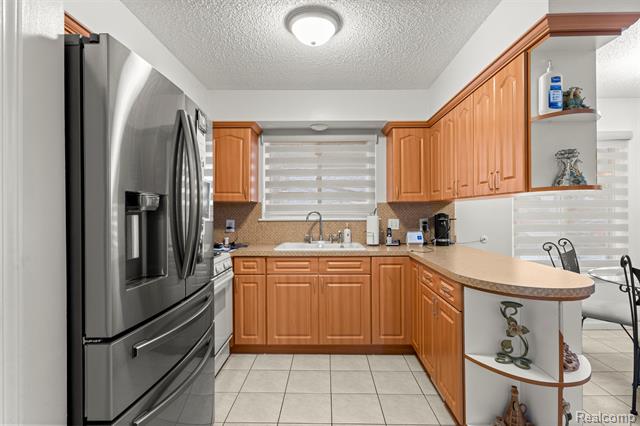 Builiding view fourteen for 26611 Cecile, Dearborn Heights, MI. 48127