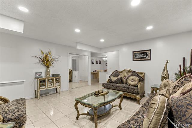 Builiding view seven for 26611 Cecile, Dearborn Heights, MI. 48127