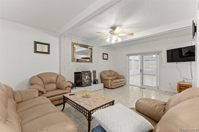 Builiding view seventeen for 26611 Cecile, Dearborn Heights, MI. 48127