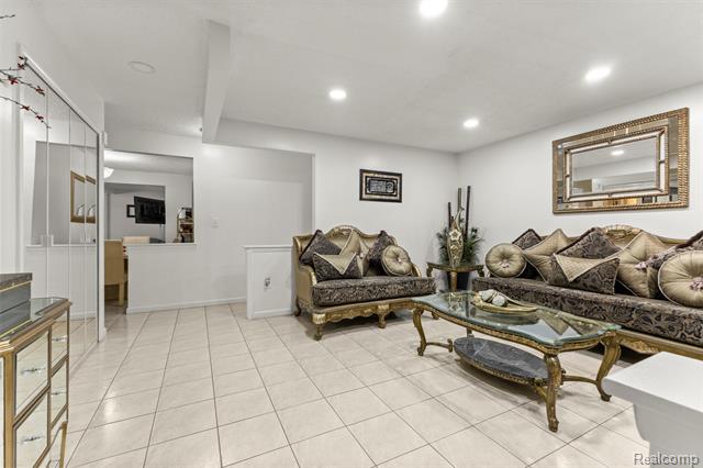 Builiding view six for 26611 Cecile, Dearborn Heights, MI. 48127