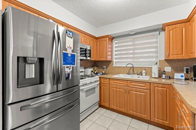 Builiding view thirteen for 26611 Cecile, Dearborn Heights, MI. 48127