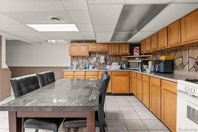 Builiding view thirty eight for 26611 Cecile, Dearborn Heights, MI. 48127