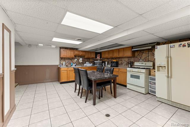 Builiding view thirty five for 26611 Cecile, Dearborn Heights, MI. 48127