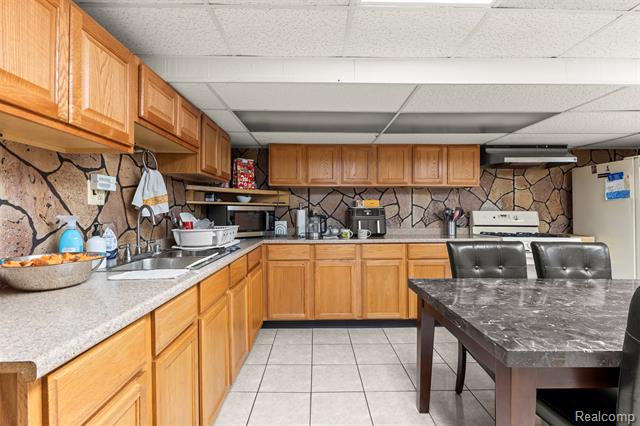 Builiding view thirty seven for 26611 Cecile, Dearborn Heights, MI. 48127