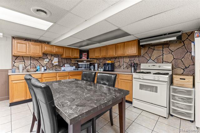 Builiding view thirty six for 26611 Cecile, Dearborn Heights, MI. 48127