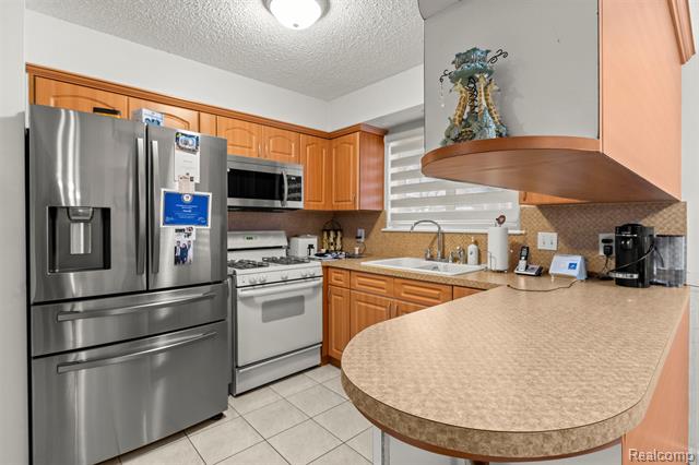 Builiding view twelve for 26611 Cecile, Dearborn Heights, MI. 48127