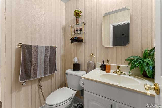 Builiding view twenty eight for 26611 Cecile, Dearborn Heights, MI. 48127