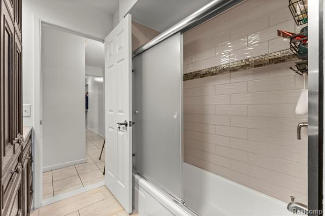 Builiding view twenty seven for 26611 Cecile, Dearborn Heights, MI. 48127