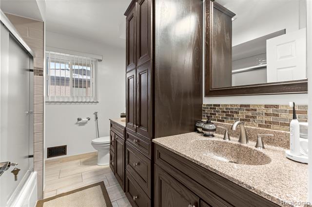 Builiding view twenty six for 26611 Cecile, Dearborn Heights, MI. 48127