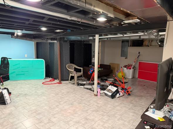 Builiding view seventeen for 23926 Oak, Dearborn, MI. 48128