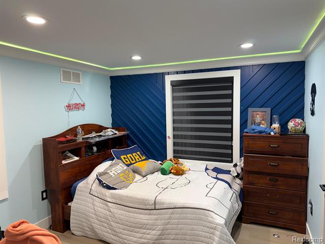 Builiding view thirteen for 23926 Oak, Dearborn, MI. 48128