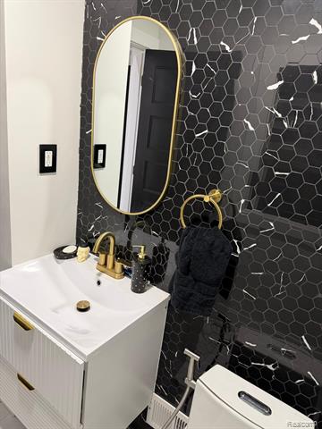 Builiding view twelve for 23926 Oak, Dearborn, MI. 48128