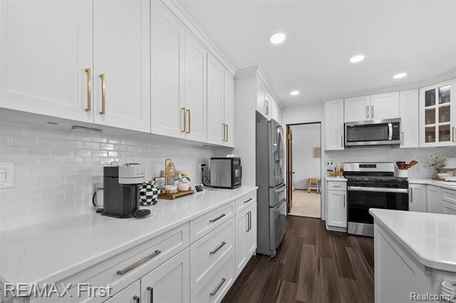 Builiding view eleven for 26376 Lawrence, Dearborn Heights, MI. 48127
