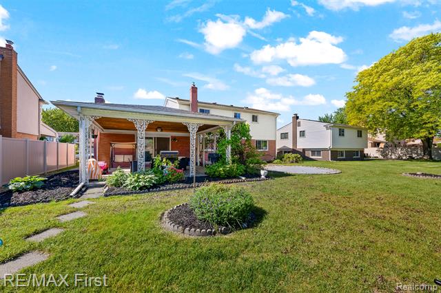 Builiding view four for 26376 Lawrence, Dearborn Heights, MI. 48127