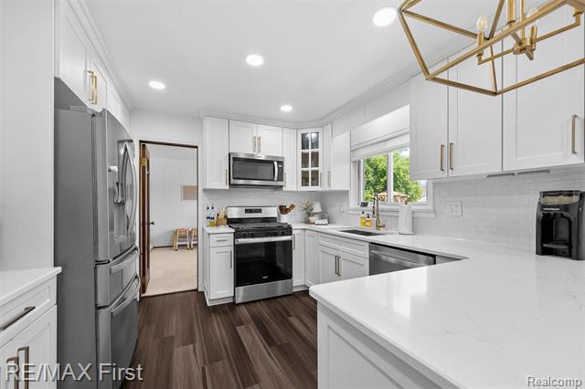 Builiding view ten for 26376 Lawrence, Dearborn Heights, MI. 48127