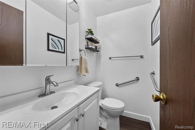 Builiding view thirty five for 26376 Lawrence, Dearborn Heights, MI. 48127