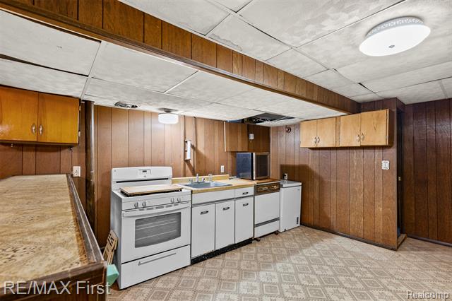 Builiding view thirty seven for 26376 Lawrence, Dearborn Heights, MI. 48127