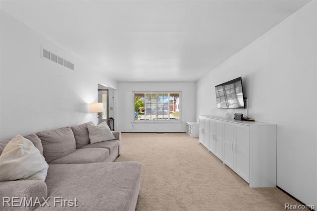 Builiding view thirty for 26376 Lawrence, Dearborn Heights, MI. 48127