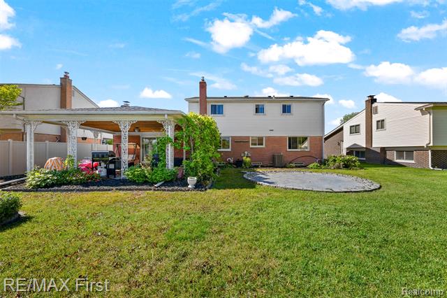 Builiding view three for 26376 Lawrence, Dearborn Heights, MI. 48127