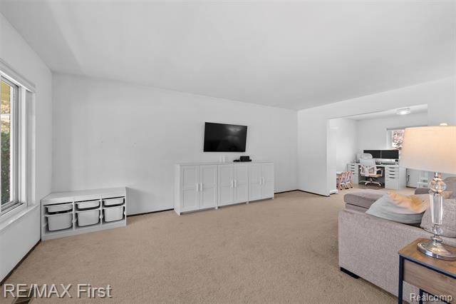 Builiding view twenty nine for 26376 Lawrence, Dearborn Heights, MI. 48127