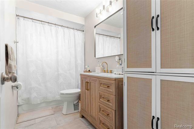 Builiding view fifteen for 31549 John Hauk, Garden City, MI. 48135