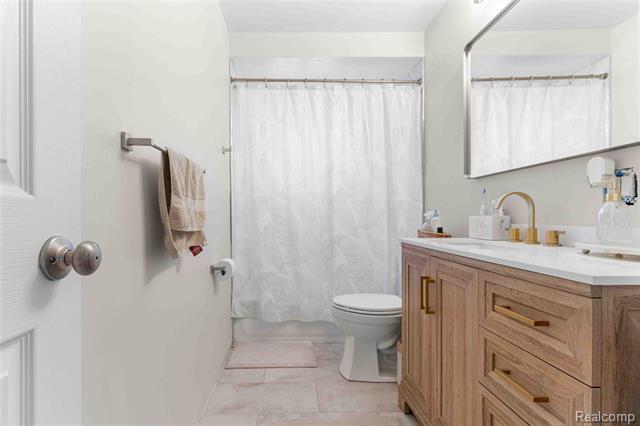 Builiding view sixteen for 31549 John Hauk, Garden City, MI. 48135