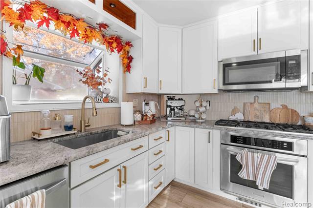 Builiding view ten for 31549 John Hauk, Garden City, MI. 48135