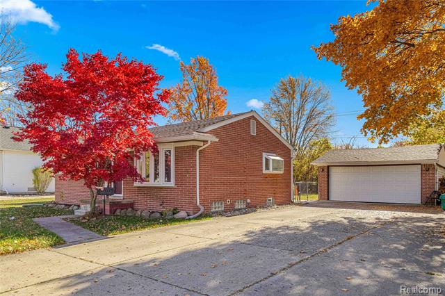 Builiding view thirty for 31549 John Hauk, Garden City, MI. 48135