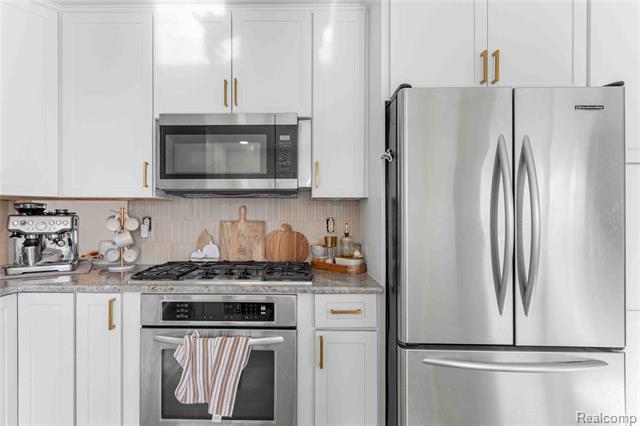 Builiding view twelve for 31549 John Hauk, Garden City, MI. 48135