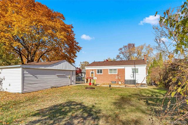 Builiding view twenty four for 31549 John Hauk, Garden City, MI. 48135