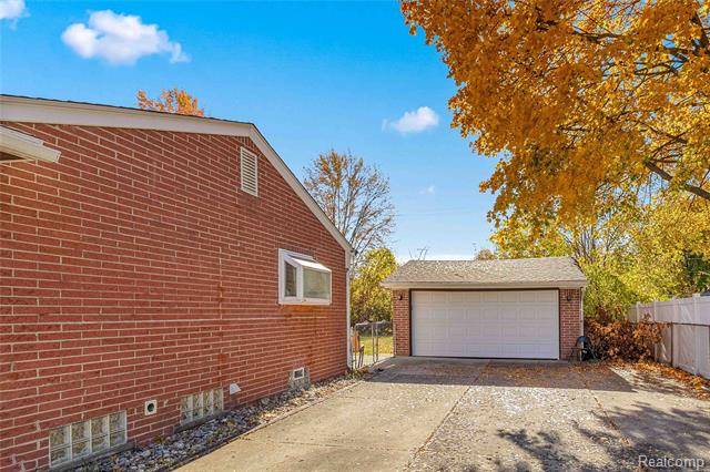 Builiding view twenty nine for 31549 John Hauk, Garden City, MI. 48135