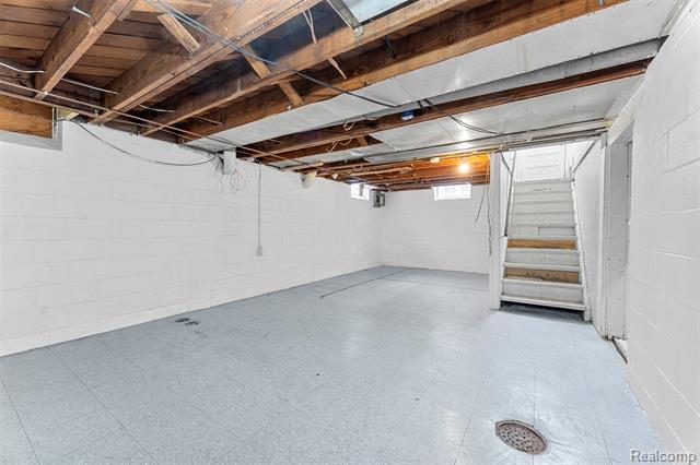 Builiding view eighteen for 23621 Lawrence, Dearborn, MI. 48128