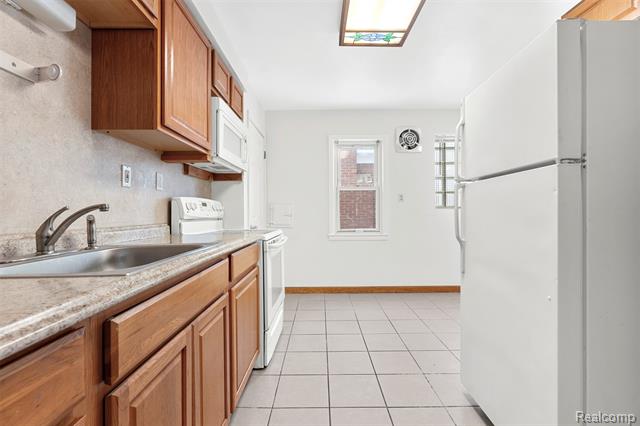 Builiding view five for 23621 Lawrence, Dearborn, MI. 48128