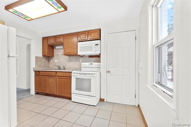 Builiding view four for 23621 Lawrence, Dearborn, MI. 48128