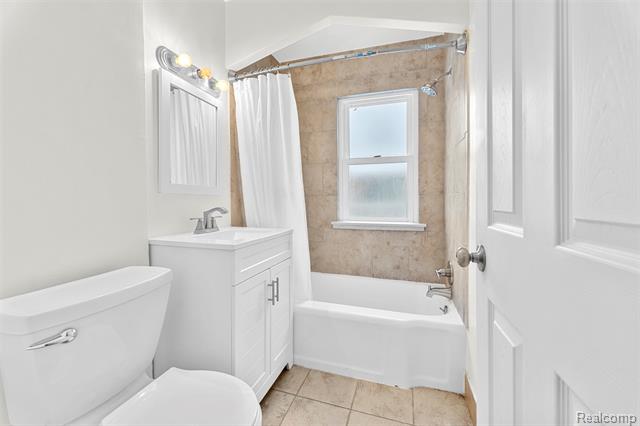 Builiding view nine for 23621 Lawrence, Dearborn, MI. 48128