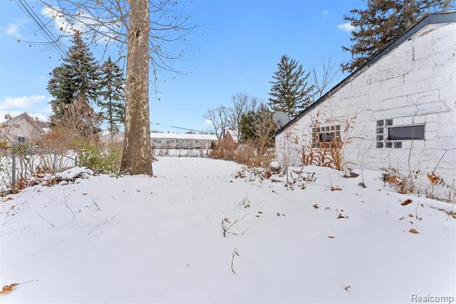 Builiding view twenty three for 23621 Lawrence, Dearborn, MI. 48128