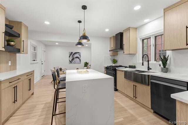 Builiding view fifteen for 21984 Wildwood, Dearborn, MI. 48128