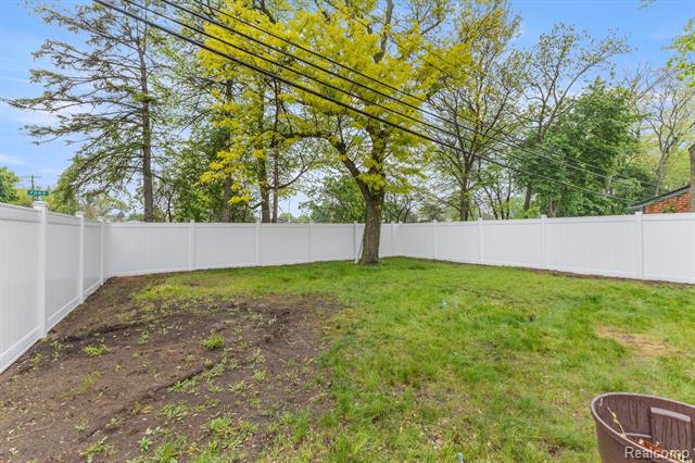 Builiding view forty three for 21984 Wildwood, Dearborn, MI. 48128