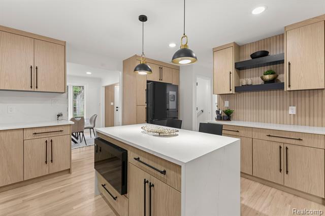 Builiding view nineteen for 21984 Wildwood, Dearborn, MI. 48128