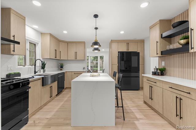 Builiding view seventeen for 21984 Wildwood, Dearborn, MI. 48128