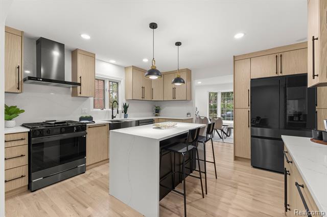 Builiding view sixteen for 21984 Wildwood, Dearborn, MI. 48128